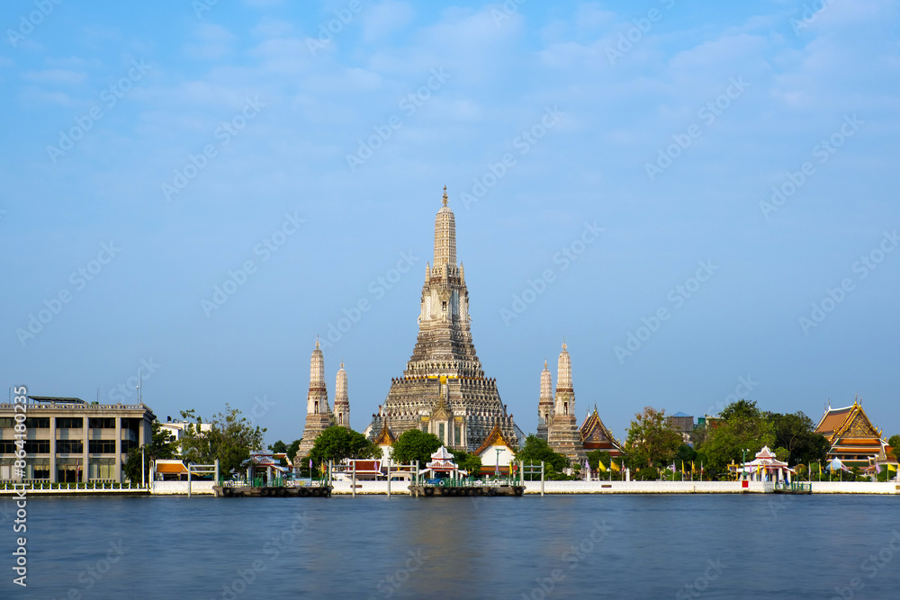 Naklejka premium Pagoda at Wat Arun, a royal temple at Chaopraya river on a sunny day, Bangkok, Thailand.