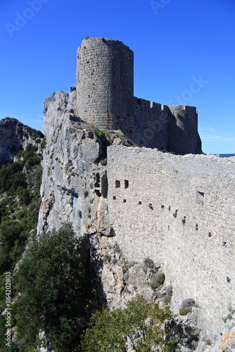 Mauer und Turm des Château de Peyrepertuse photo