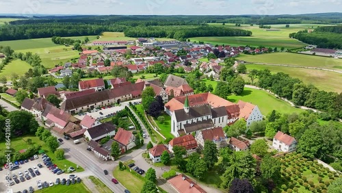 Luftaufnahme von der Ortschaft Heiligkreuztal mit dem Münster und dem ehemaligen Zisterzienserinnenkloster