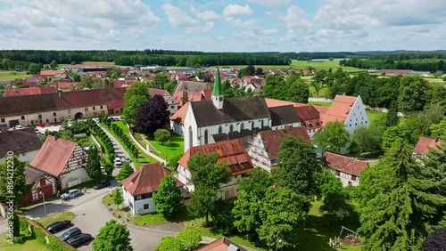 Luftaufnahme von der Ortschaft Heiligkreuztal mit dem Münster und dem ehemaligen Zisterzienserinnenkloster