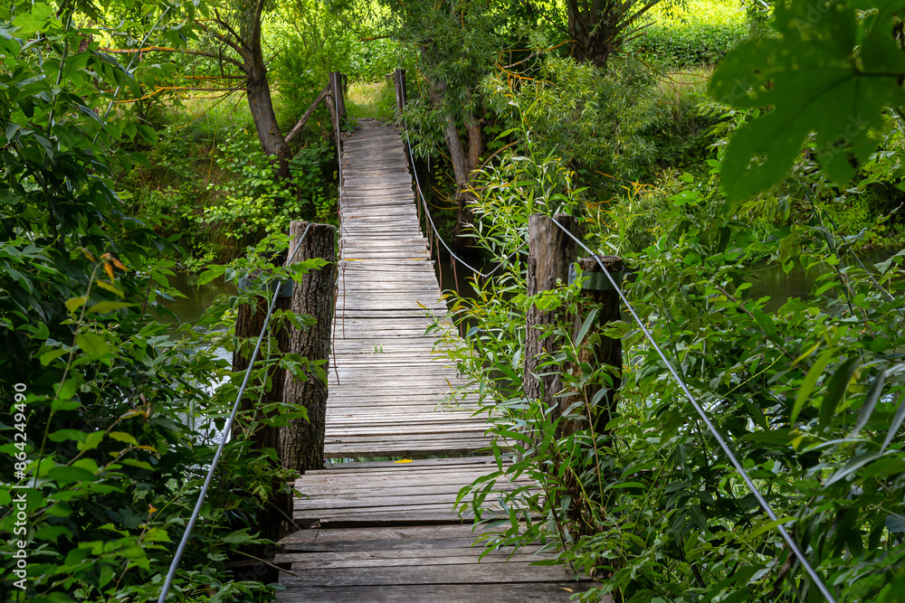 Obraz premium Suspension bridge, walkway to the adventurous, cross to the other side