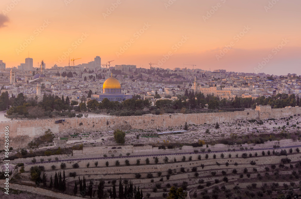 Fototapeta premium The panorama scenic view over the Dome of Rock Muslim temple and the Al-Aqsa mosque, the Muslim shrines, on the Temple Mount in the Old City of Jerusalem, during the sunset in Israel. 