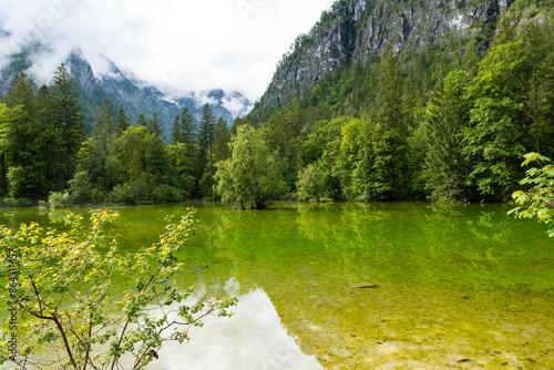 Bergpanorama und Naturwunder: Die Koppenwinkellacke in Obertraun, Salzkammergut, Österreich photo