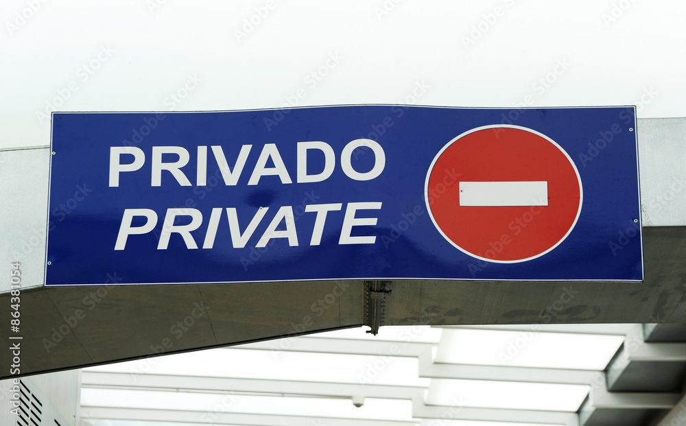 Privado - Private. Señal de prohibido el paso en español e inglés ...