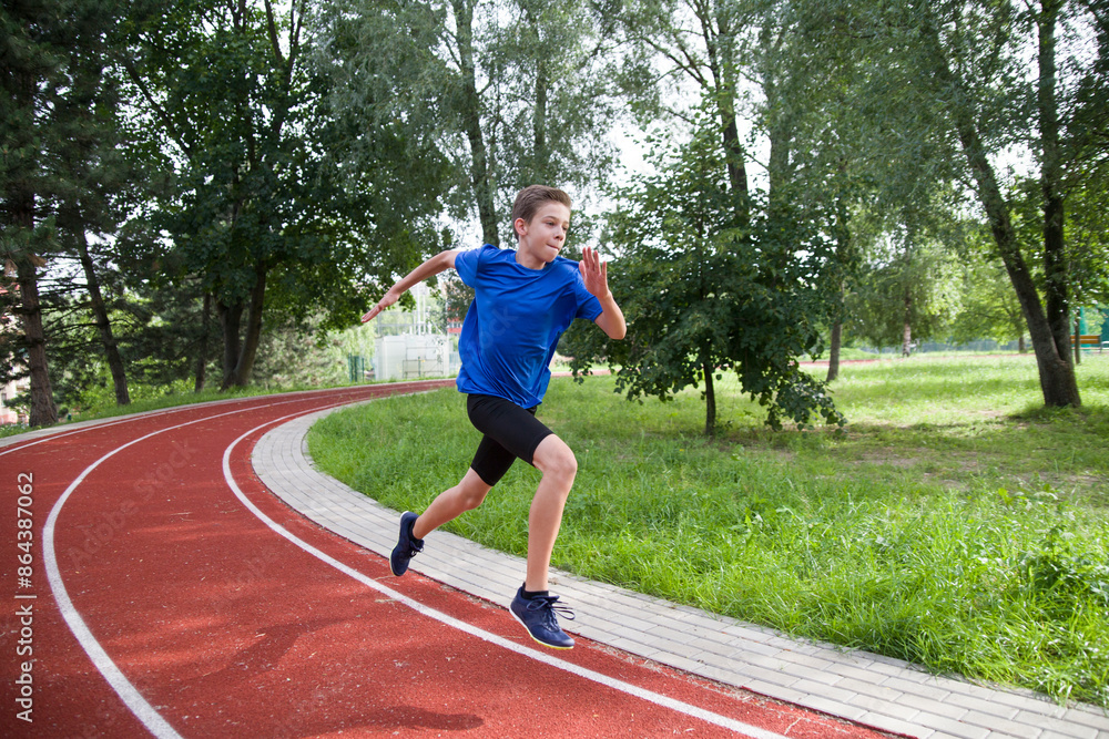 Obraz premium An athlete runs along a stadium bend. 