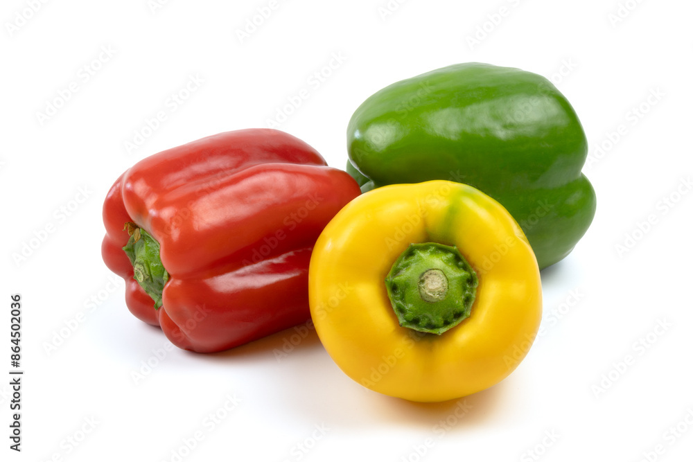 poivrons rouge, vert et jaune, isolés sur un fond blanc poivrons rouge, vert et jaune, isolés sur un fond blanc