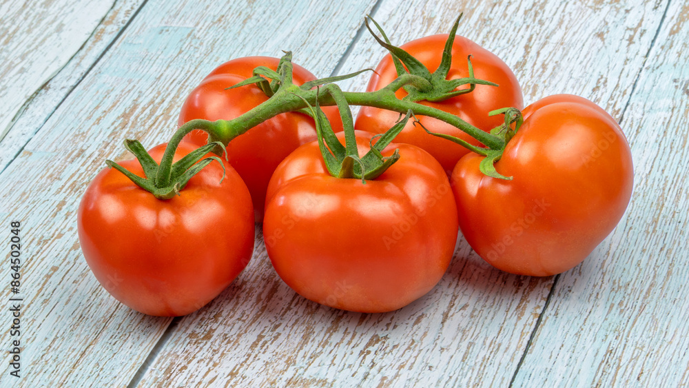 tomates en grappe, en gros plan, sur une table en bois tomates en grappe, en gros plan, sur une table en bois