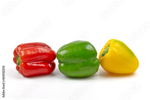 poivrons rouge, vert et jaune, isolés sur un fond blanc