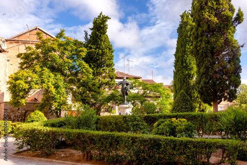 Wallpaper Mural Estatua de Garcilaso de la Vega e iglesia de San Román donde se encuentra enterrado, Toledo, España Torontodigital.ca
