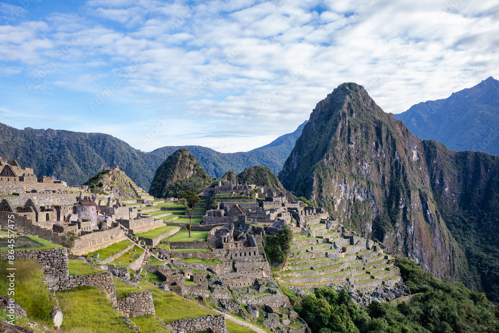 Naklejka premium Landscape of the ancient Incan city of Machu Picchu in the Peruvian Cordillera.