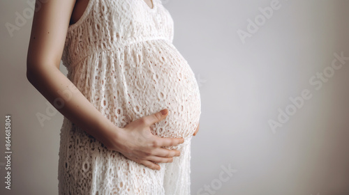 お腹に手をあてる妊婦
