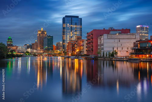 Obraz na płótnie Milwaukee, Wisconsin, USA. Cityscape image of downtown Milwaukee, Wisconsin, USA with reflection of the skyline in Mnemonee River at twilight blue hour. w salonie