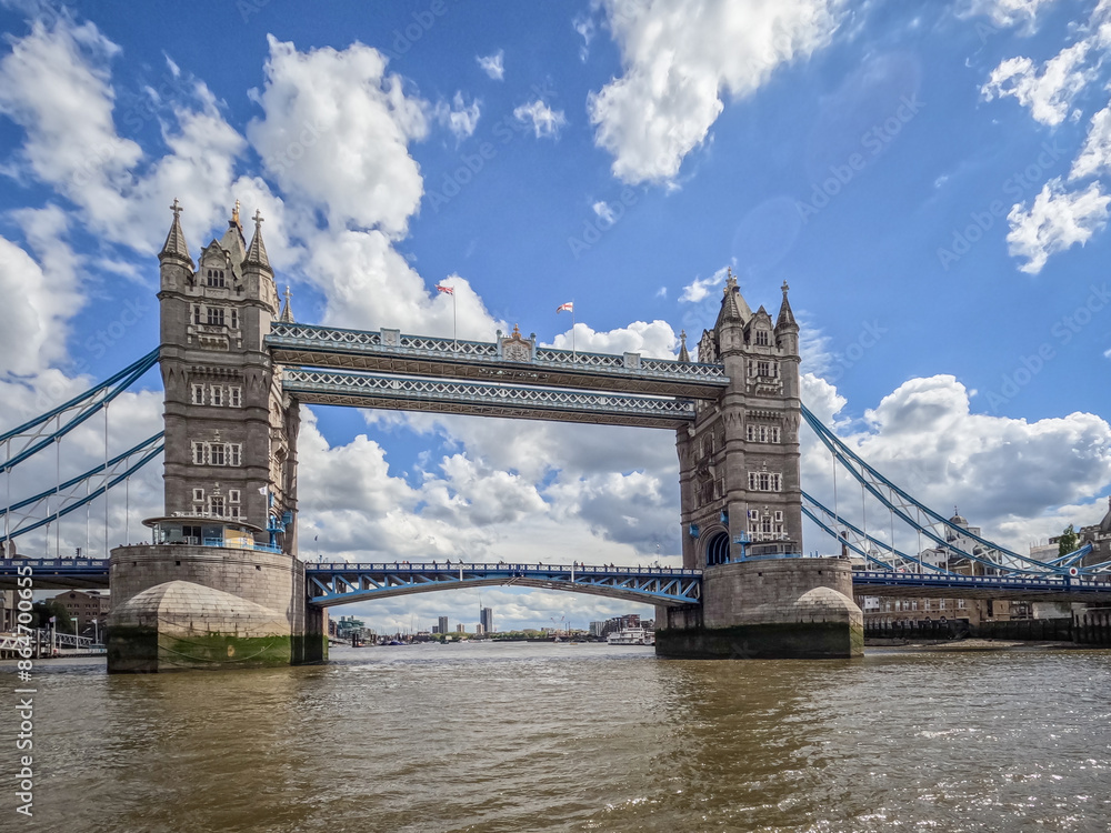 Obraz premium london tower bridge in london on a sunny day