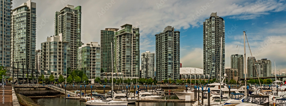 Obraz premium Panoramic view of one of the marinas with a skyscraper cityscape in the background at Vancouver, British Columbia, Canada on a nice spring day_05252008_003.