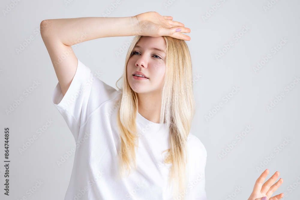 暑がる外国人女性 暑がる外国人女性