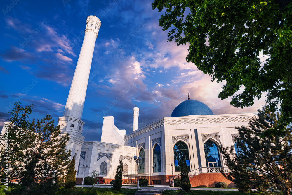 Fototapeta premium exterior of the modern white Islamic Masjid Minor Mosque in Tashkent in Uzbekistan on background of blue sunset sky in summer