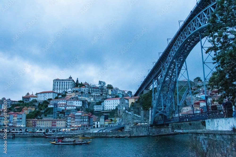 Obraz premium ポルトガル 湾岸都市ポルトのドウロ川のある風景