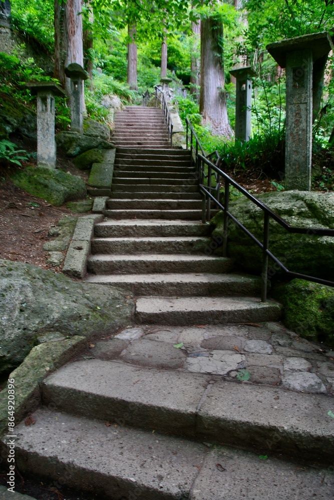 Obraz premium 参道・石段・立石寺（山形県・山形市）