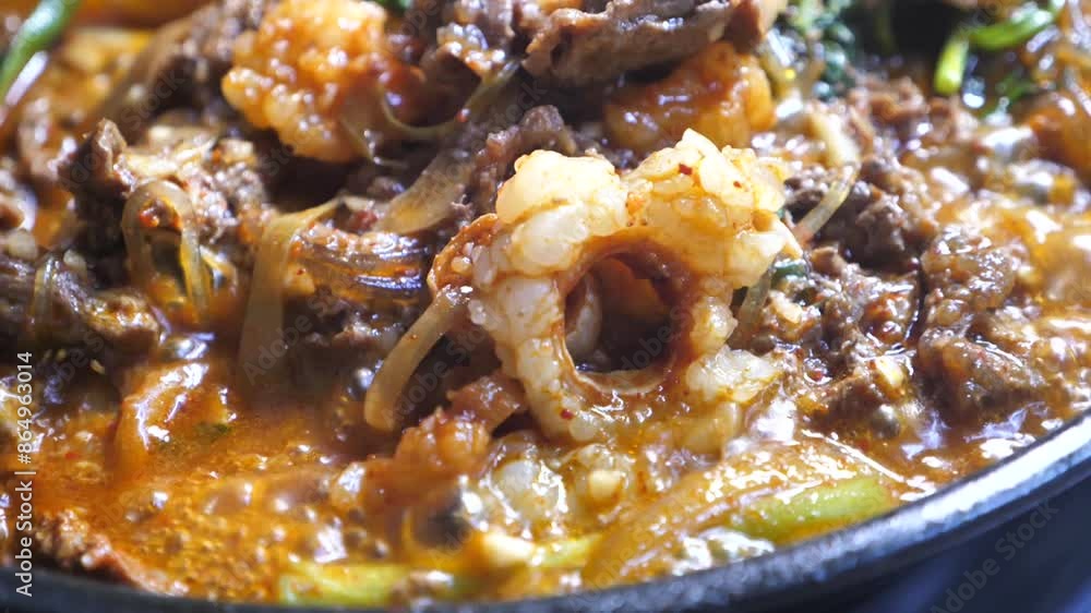 식당 테이블 위 냄비에서 보글보글 끓는 곱창전골 식당 테이블 위 냄비에서 보글보글 끓는 곱창전골