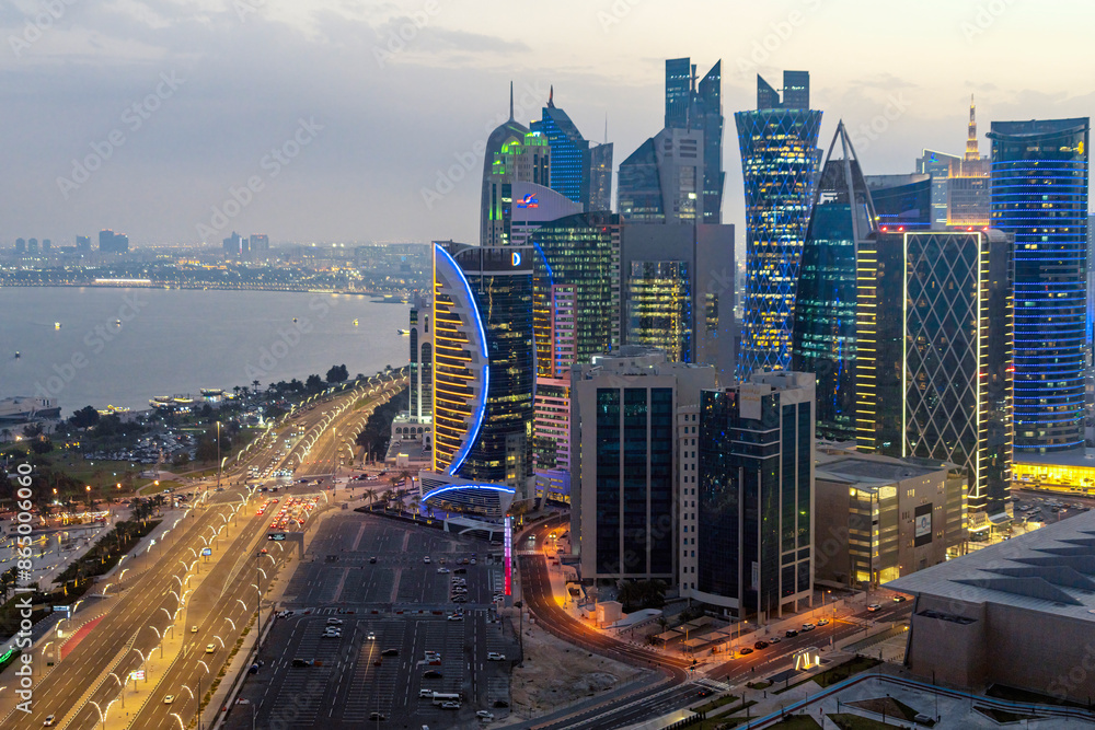 Obraz premium The Panoramic skyline of Doha, Qatar during sunrise