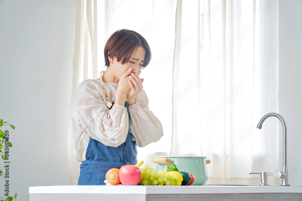 キッチンで吐き気がする女性