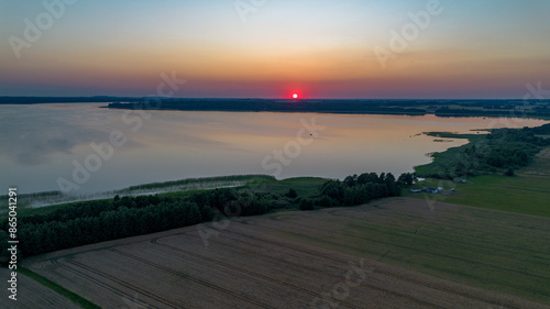 Widok z góry na zachodzące słońce nad jeziorem Mamry