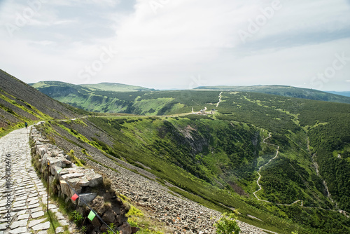 widok pasma górskiego w letni dzień photo