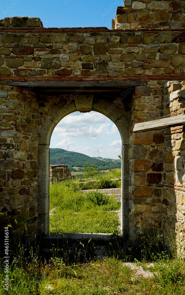 Fototapeta premium Borgo fantasma di Aquilonia vecchia o Carbonara nella provincia di Avellino. Campania, Italy
