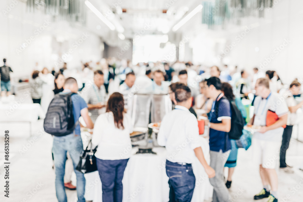 Obraz premium Abstract blurred people socializing during buffet lunch break at business meeting or conference.