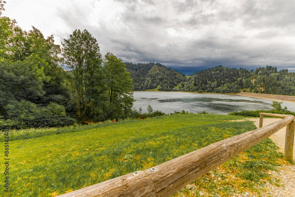 Obraz premium Bicycle route for a trip around Lake Czorsztyn, panorama of the Tatra Mountains