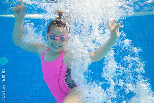 Obraz na płótnie girl swiming in pool w salonie