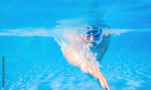 Obraz na płótnie man swims in pool w salonie