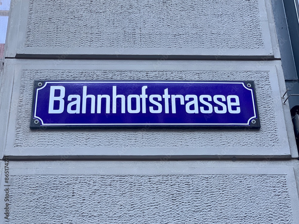Obraz premium Bahnhofstrasse - Strassenschild in der Stadt Zürich, Schweiz Berühmte Einkaufsstrasse