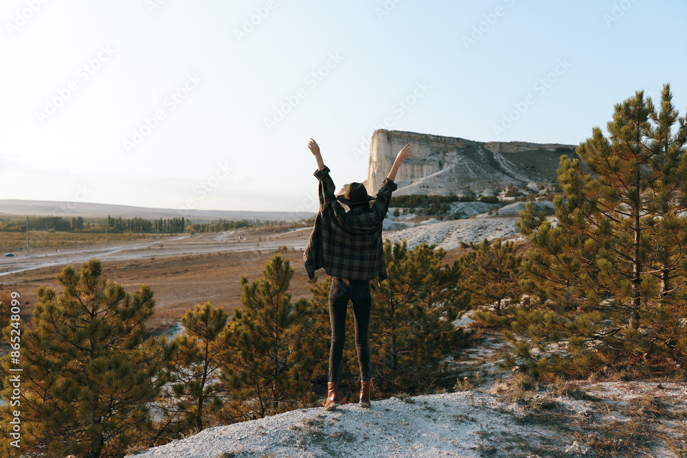 Obraz premium Achieving serenity woman on mountain summit embracing nature's beauty