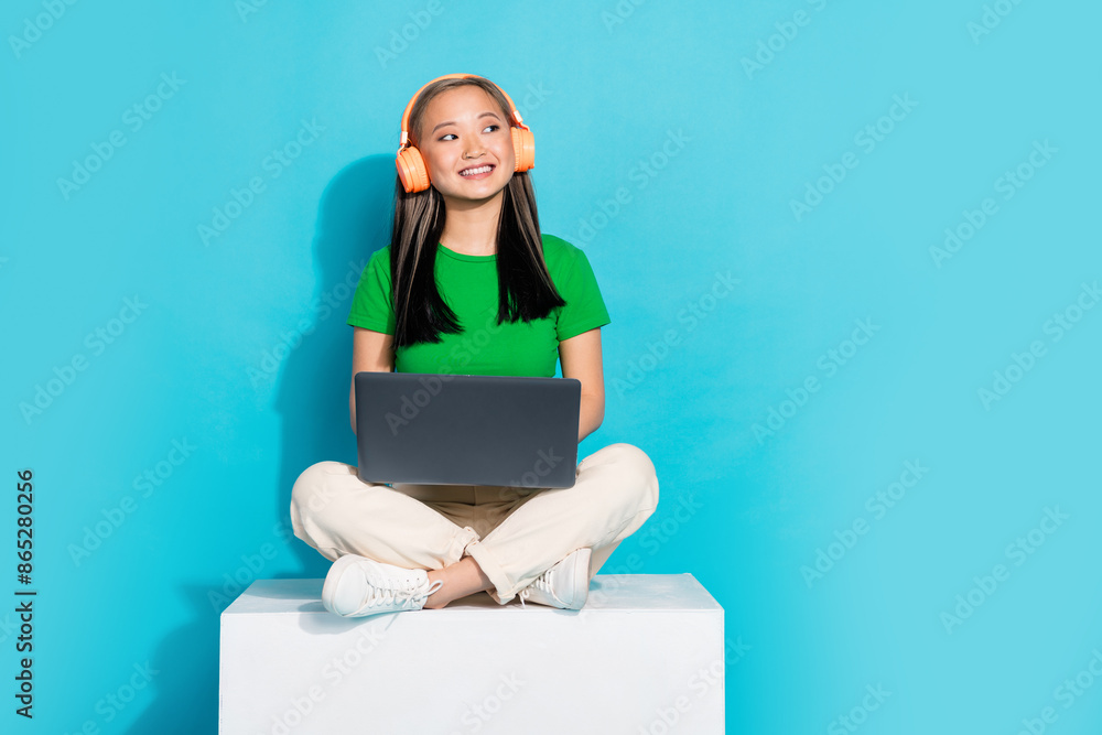 Obraz premium Full size photo of nice young girl sit podium look empty space wear t-shirt isolated on teal color background