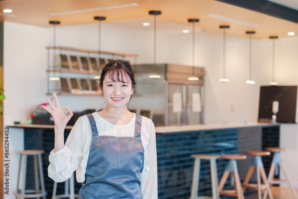 笑顔で働くカフェスタッフの女性 笑顔で働くカフェスタッフの女性