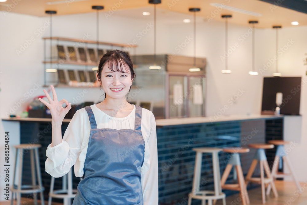 笑顔で働くカフェスタッフの女性 笑顔で働くカフェスタッフの女性