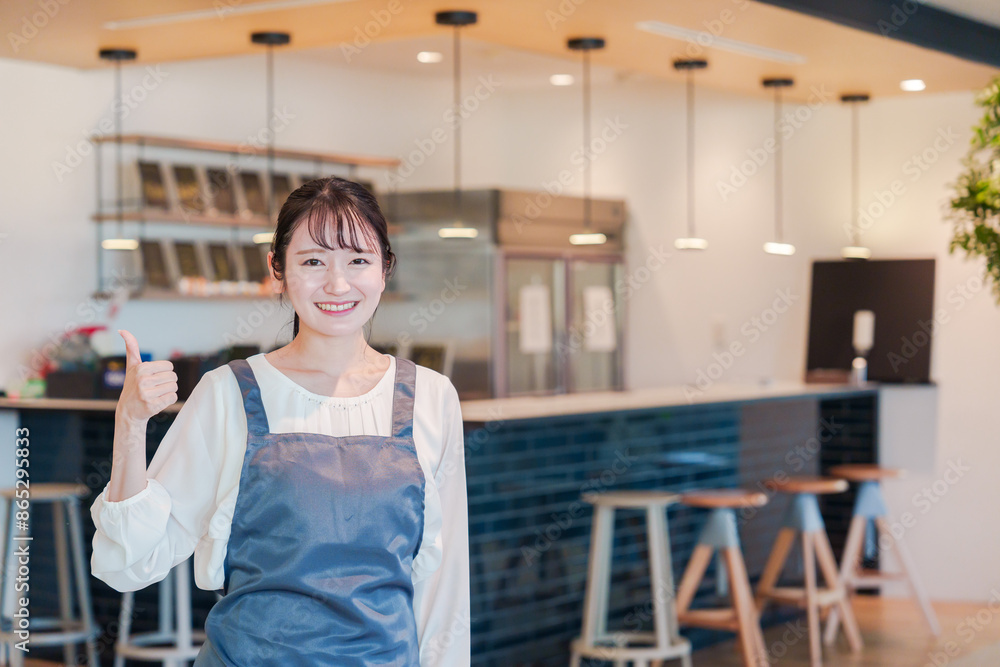 笑顔で働くカフェスタッフの女性 笑顔で働くカフェスタッフの女性
