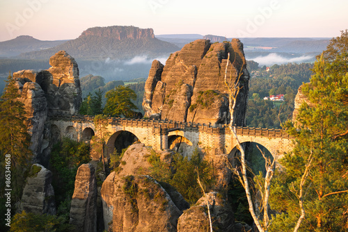 Ausblick auf die Basteibrücke in der Sächsischen Schweiz bei Lohmen, Deutschland