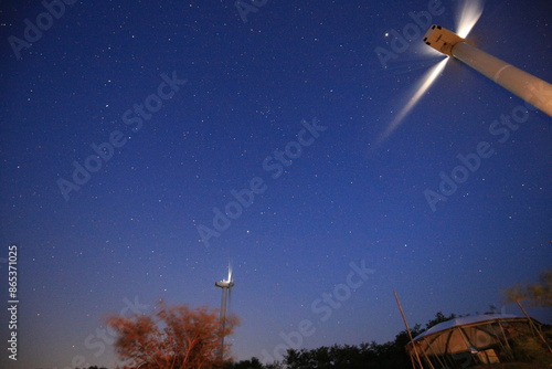 風力発電と星空