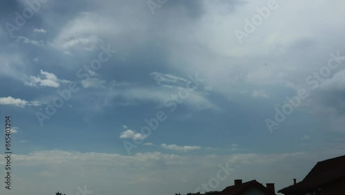 Timelapse eines Gewitters und Wolken, das über ein Dorf rollt, Zeitraffer eines Unwetters und Regenschauers photo