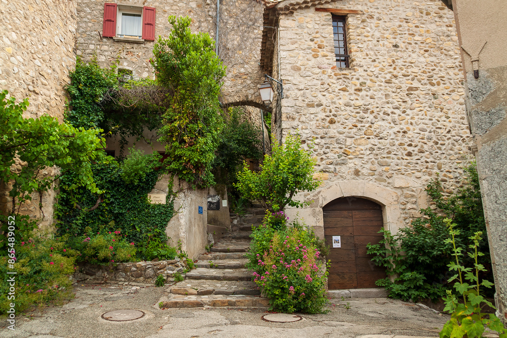 Fototapeta premium Photographies de voyage, ville de Serres, village typique, rues, architecture, région PACA, Provence alpes côte d'azur, France 