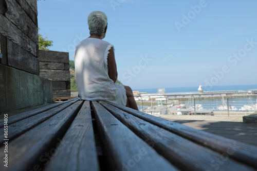 Canvas-taulu mujer mayor sola pensativa sentada mirando el mar getaria país vasco 4M0A1020-as