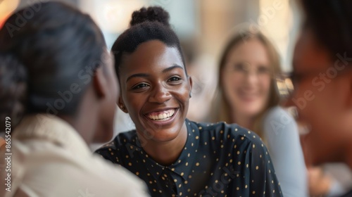 Vielfältiges Team in einem modernen Büro, das in einem hellen, freundlichen Umfeld zusammenarbeitet und dabei natürliche Interaktionen und echte Emotionen zeigt - Inklusivität und Zusammenarbeit