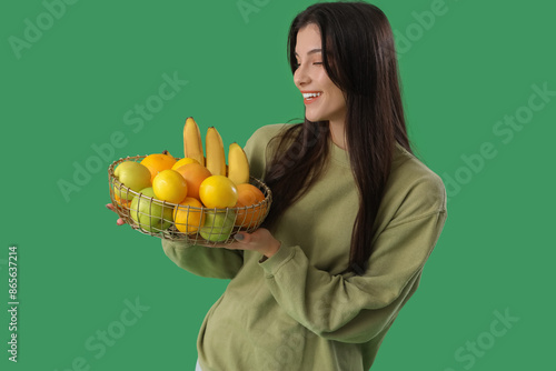 Pretty young woman with fre...