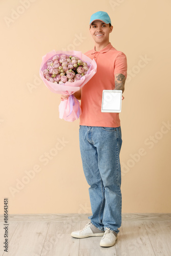 Male courier with bouquet o...