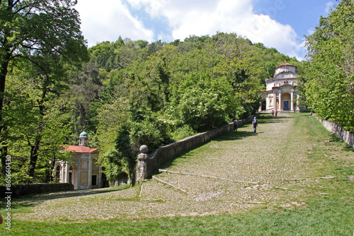 Sacro Monte di Varese: un tornante del viale di salita con la cappella di Gesù tra i dottori del tempio photo