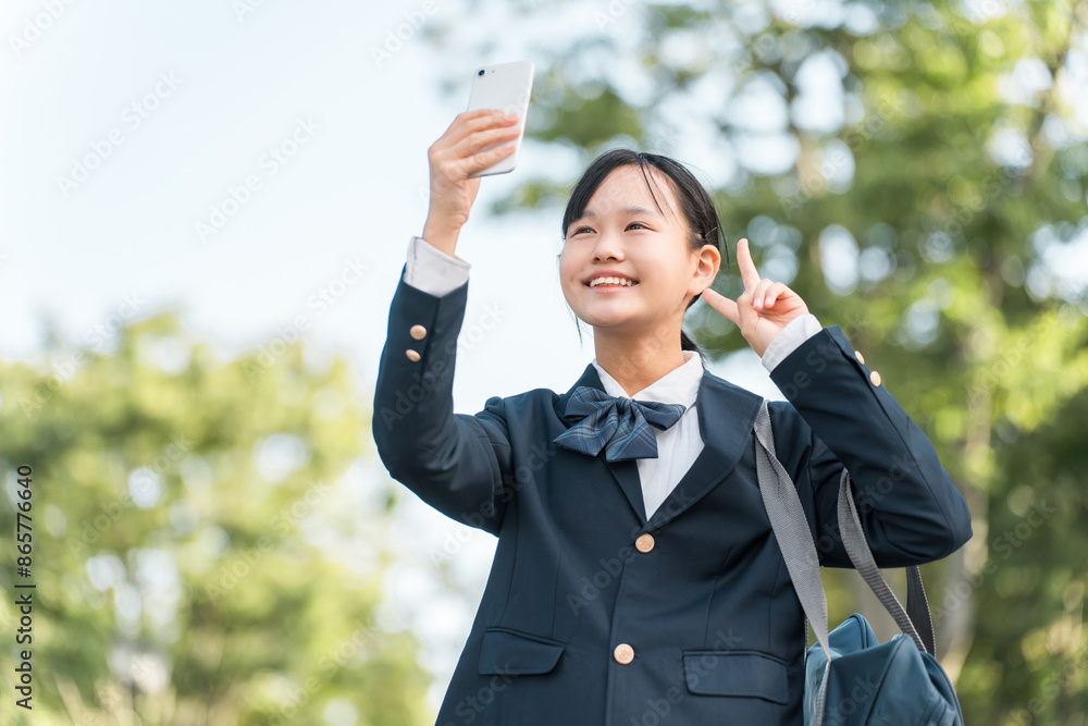 スマホで自撮りする制服姿・ブレザー姿の女子中学生・女子高校生
