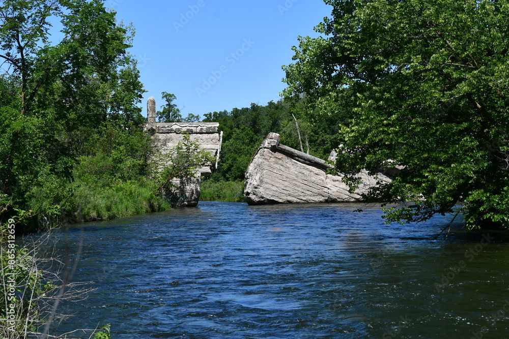 Fototapeta premium old stone bridge over the river