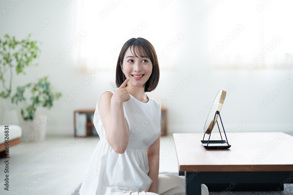 歯を指差す白いワンピースを着た女性 歯を指差す白いワンピースを着た女性